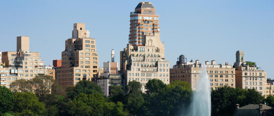 Central Park Reservoir with city skyline and water fountain.
